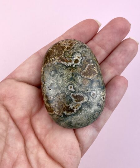 Unika Ocean Jaspis palmstone fra Madagascar med naturlige mønstre i grønne og varme jordtoner. Sleben håndsten med blød, afrundet form.