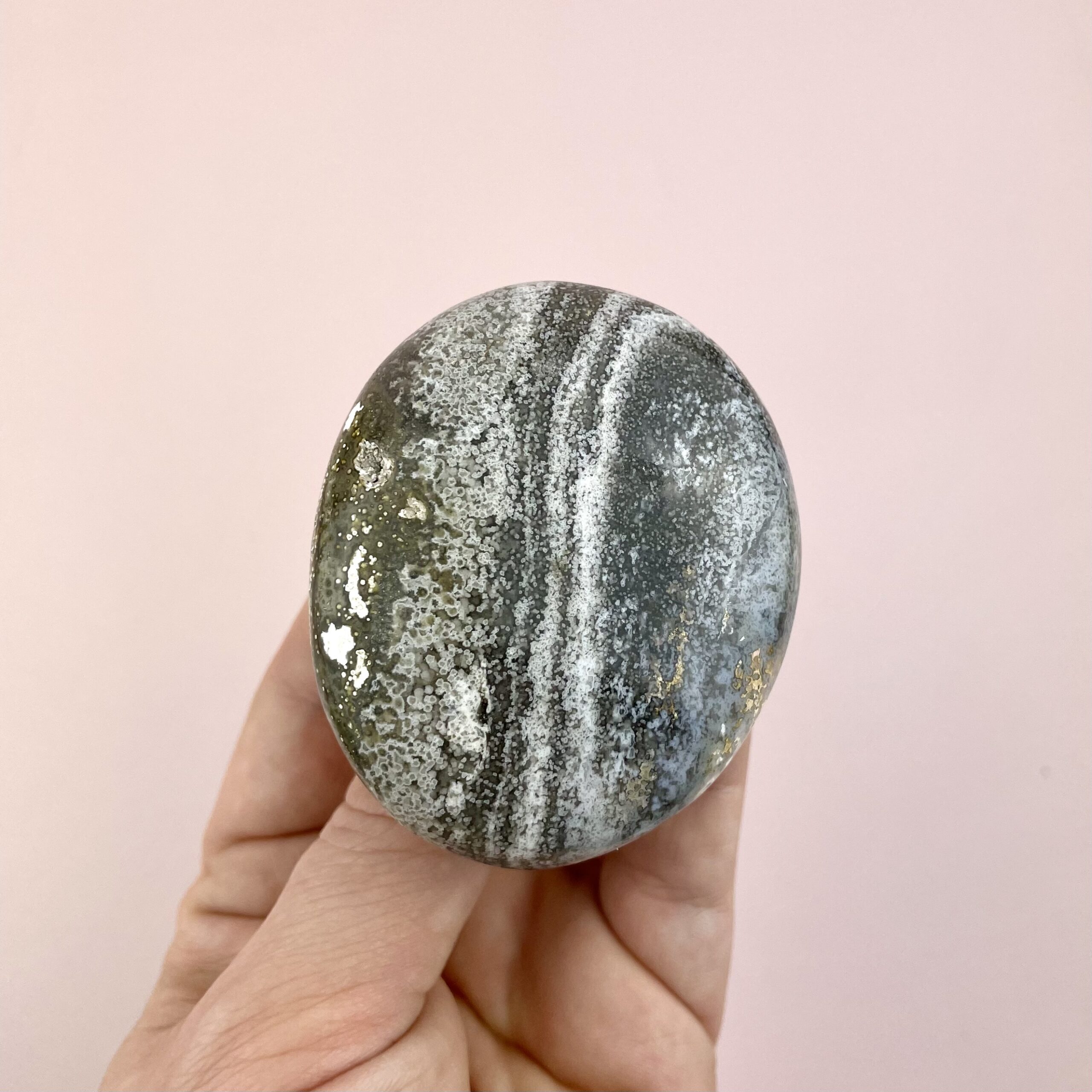 Unika Ocean Jaspis palmstone fra Madagascar med naturlige mønstre i grønne og varme jordtoner. Sleben håndsten med blød, afrundet form.