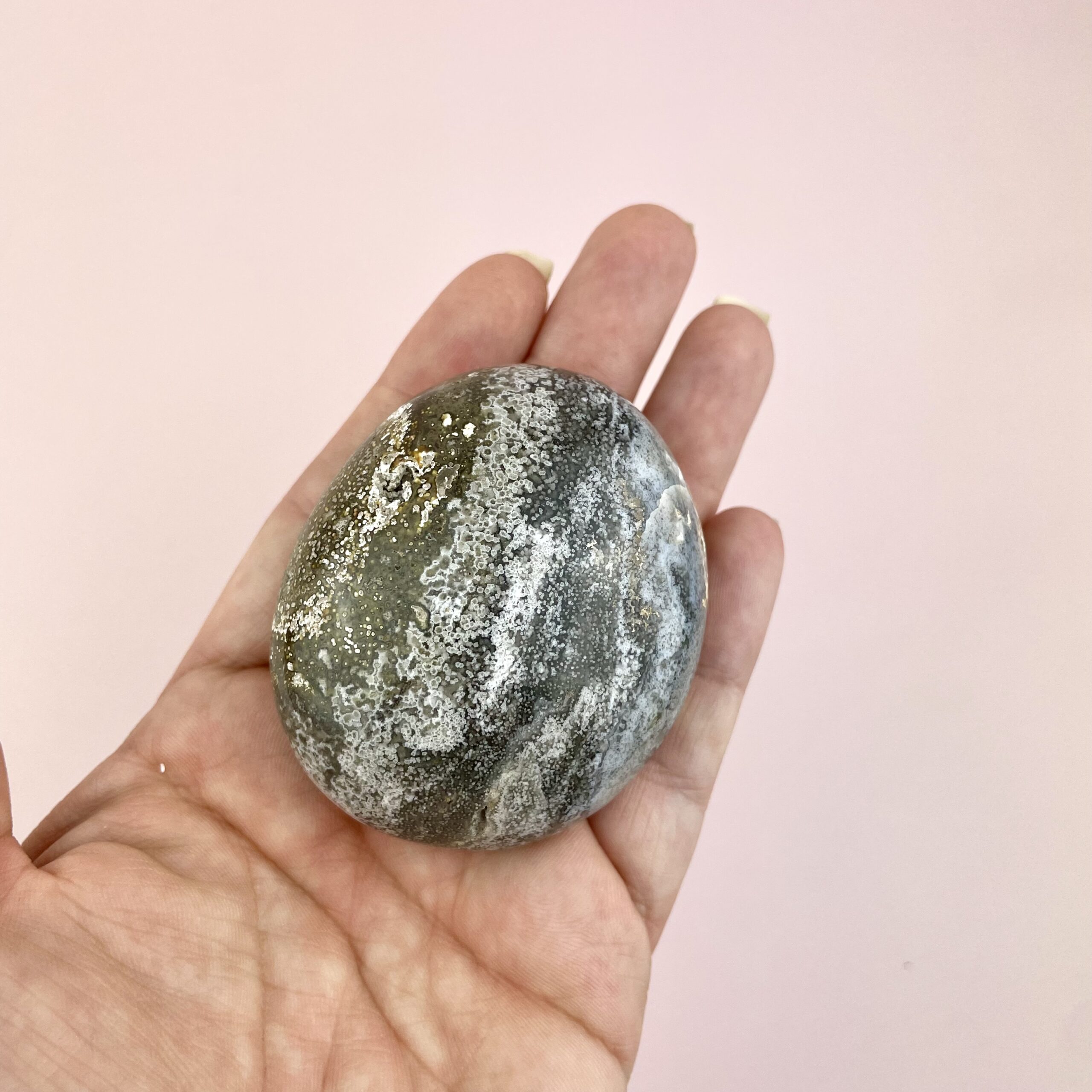 Unika Ocean Jaspis palmstone fra Madagascar med naturlige mønstre i grønne og varme jordtoner. Sleben håndsten med blød, afrundet form.