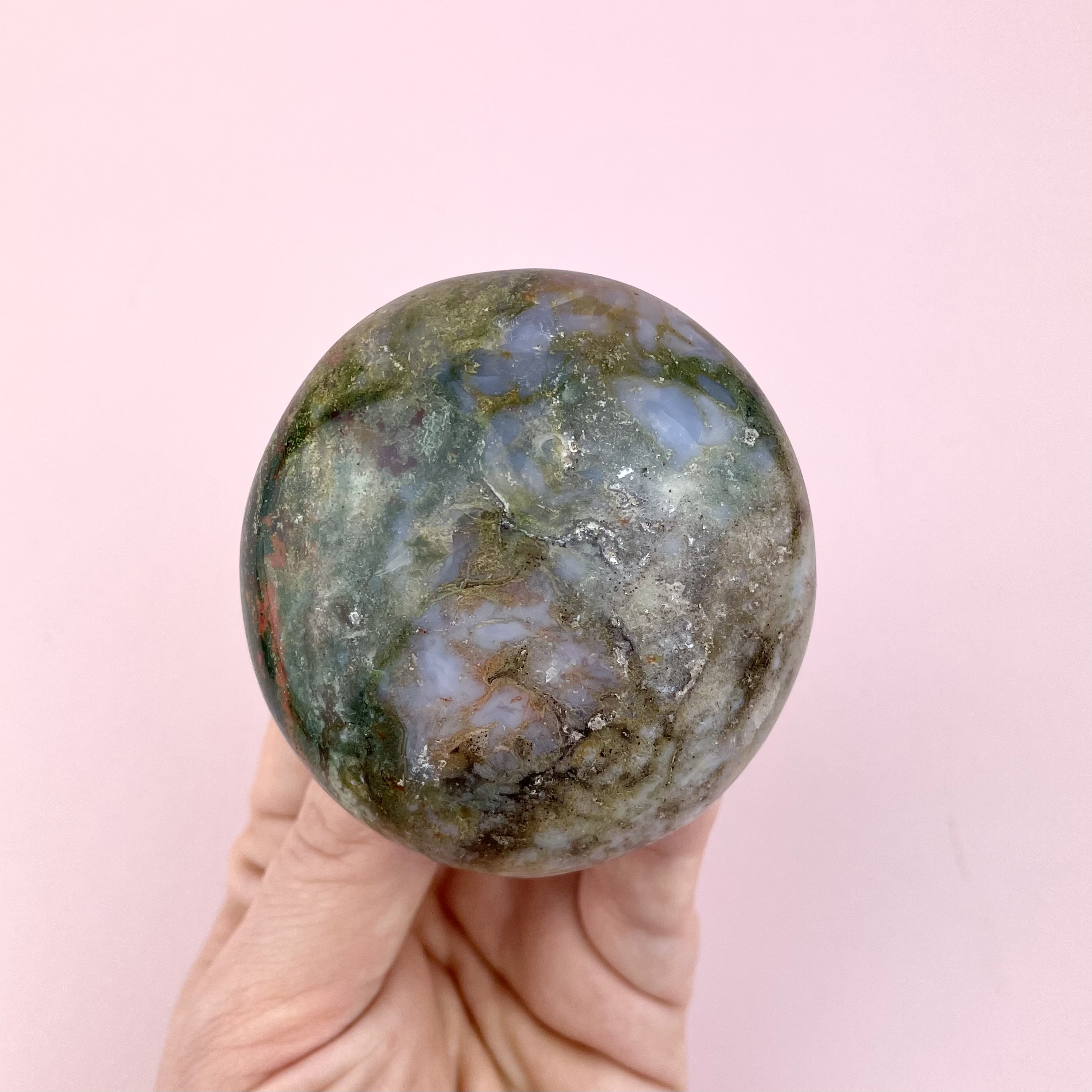 Unika Ocean Jaspis palmstone fra Madagascar med naturlige mønstre i grønne og varme jordtoner. Sleben håndsten med blød, afrundet form.