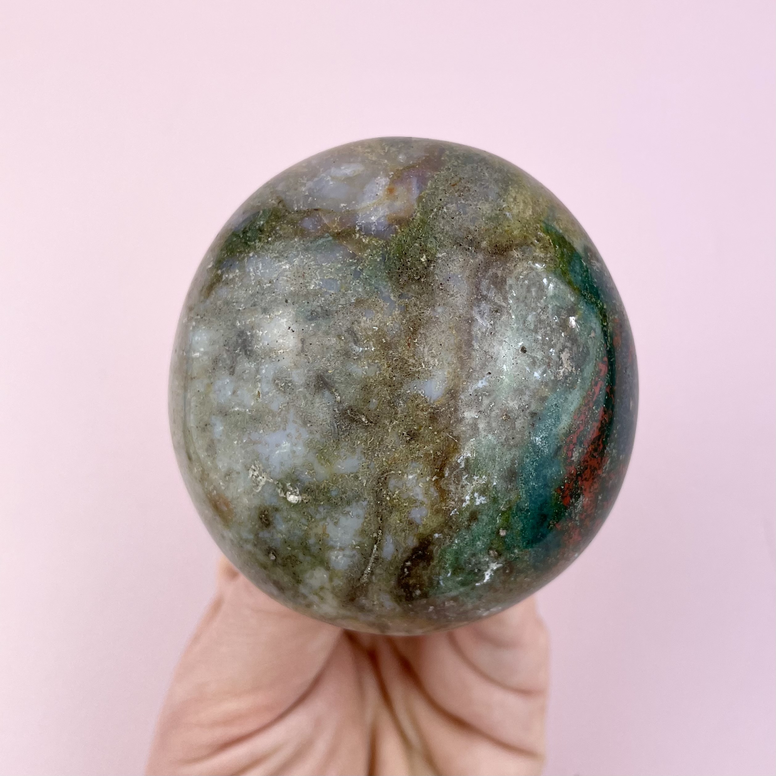 Unika Ocean Jaspis palmstone fra Madagascar med naturlige mønstre i grønne og varme jordtoner. Sleben håndsten med blød, afrundet form.