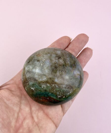 Unika Ocean Jaspis palmstone fra Madagascar med naturlige mønstre i grønne og varme jordtoner. Sleben håndsten med blød, afrundet form.
