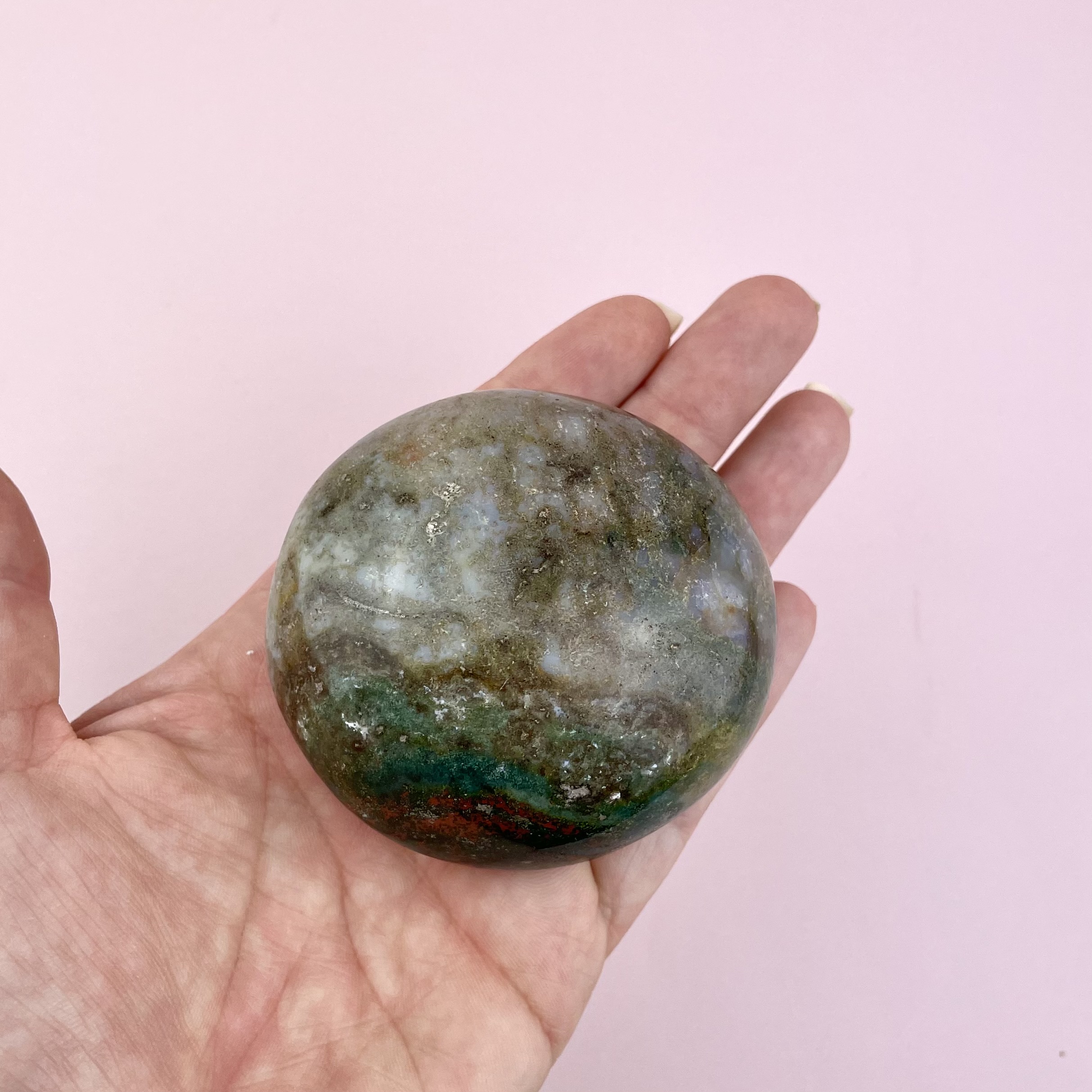 Unika Ocean Jaspis palmstone fra Madagascar med naturlige mønstre i grønne og varme jordtoner. Sleben håndsten med blød, afrundet form.