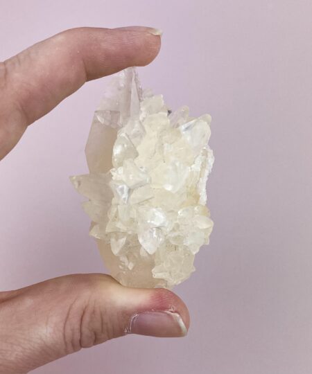 Hundetand calcit klynge med spidse krystalformationer i lyse creme- og honningnuancer. Rå og naturlig calcit med markant struktur.