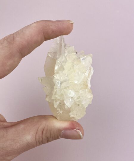 Hundetand calcit klynge med spidse krystalformationer i lyse creme- og honningnuancer. Rå og naturlig calcit med markant struktur.