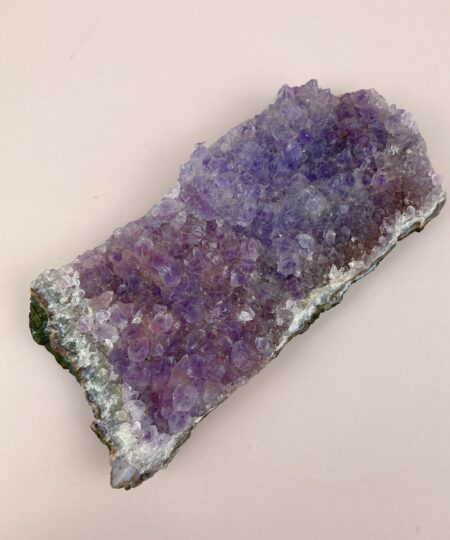 Spirit Quartz klynge med lilla ametystkrystaller og naturlig rå bagside.