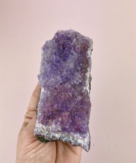 Spirit Quartz klynge med lilla ametystkrystaller og naturlig rå bagside.