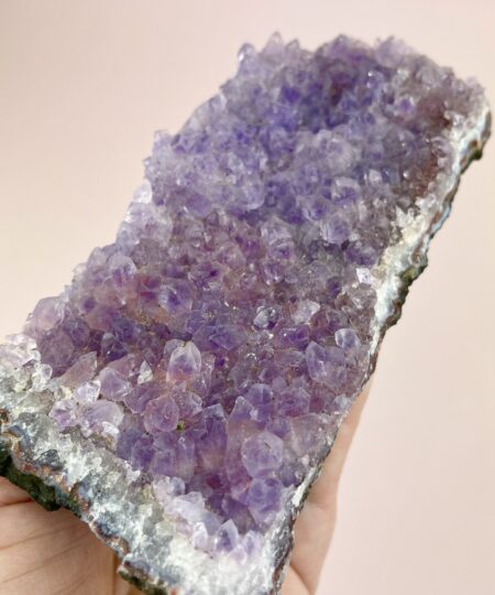 Spirit Quartz klynge med lilla ametystkrystaller og naturlig rå bagside.