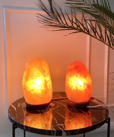 Himalaya saltlampe i ægte natursten med varmt og hyggeligt lys. Skaber rolig stemning og harmonisk atmosfære i hjemmet. Inkl. ledning og pære.