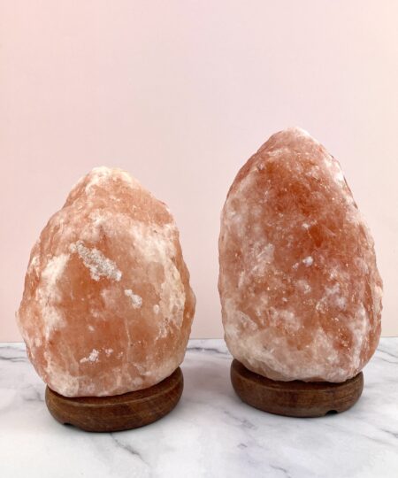Himalaya saltlampe i ægte natursten med varmt og hyggeligt lys. Skaber rolig stemning og harmonisk atmosfære i hjemmet. Inkl. ledning og pære.
