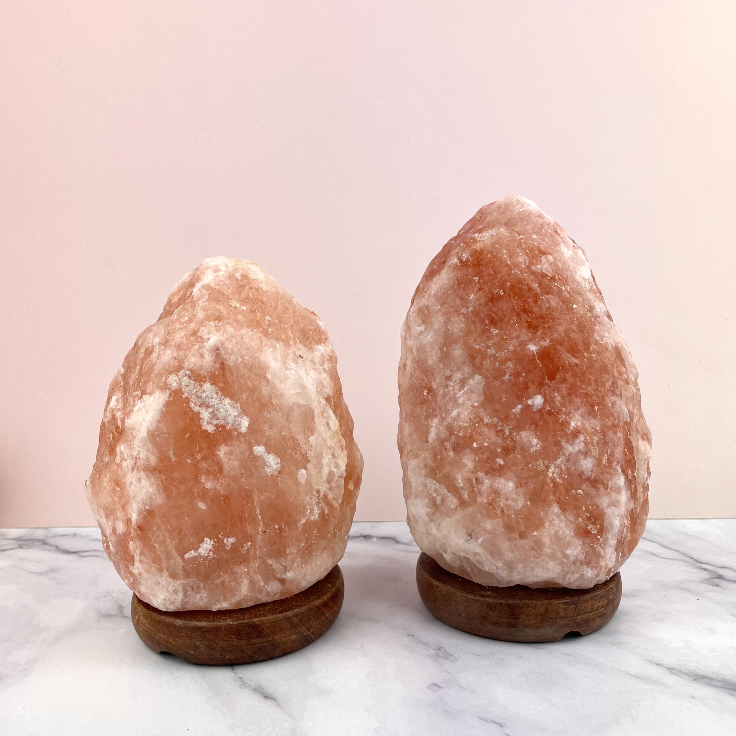 Himalaya saltlampe i ægte natursten med varmt og hyggeligt lys. Skaber rolig stemning og harmonisk atmosfære i hjemmet. Inkl. ledning og pære.