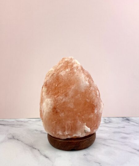 Himalaya saltlampe i ægte natursten med varmt og hyggeligt lys. Skaber rolig stemning og harmonisk atmosfære i hjemmet. Inkl. ledning og pære.