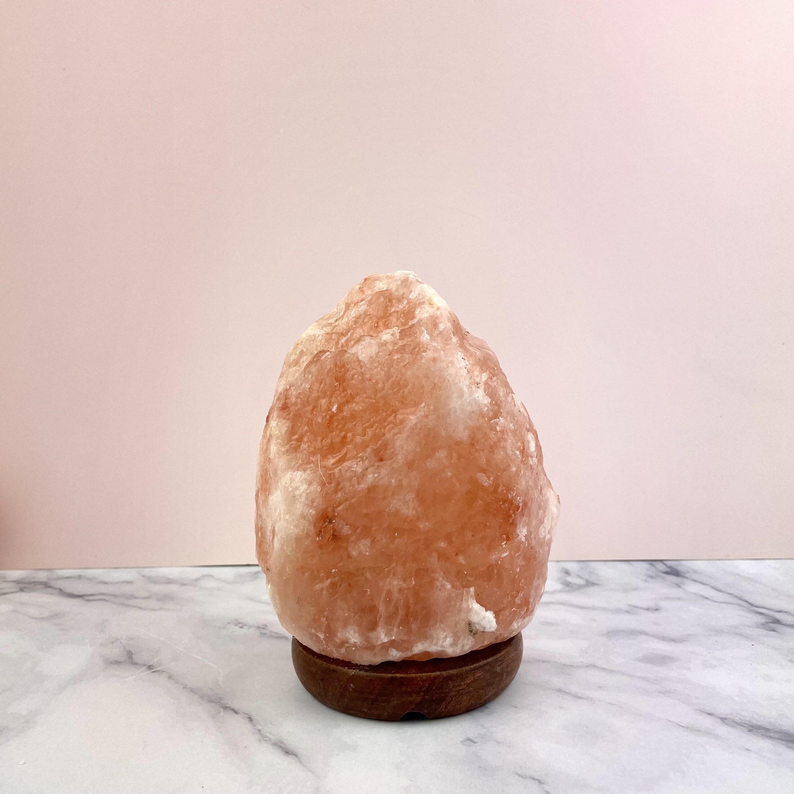 Himalaya saltlampe i ægte natursten med varmt og hyggeligt lys. Skaber rolig stemning og harmonisk atmosfære i hjemmet. Inkl. ledning og pære.
