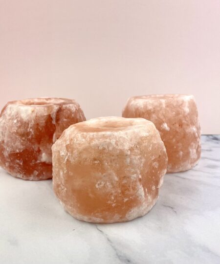 Himalaya salt fyrfadsstage i naturlige orange nuancer. Skaber varm belysning og en harmonisk stemning i hjemmet. Unikke og rå naturformer.