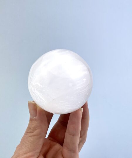 Selenit kugle 5,5–6 cm hvid krystal til meditation og rensning