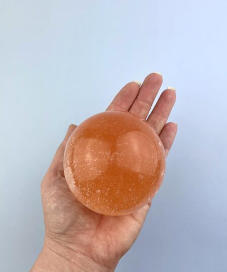 Orange selenit kugle 7–8 cm varm krystal til meditation og rensning