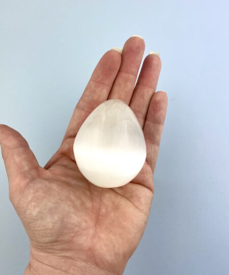 Selenit æg 5–6 cm håndskåret hvid krystal til meditation og rensning