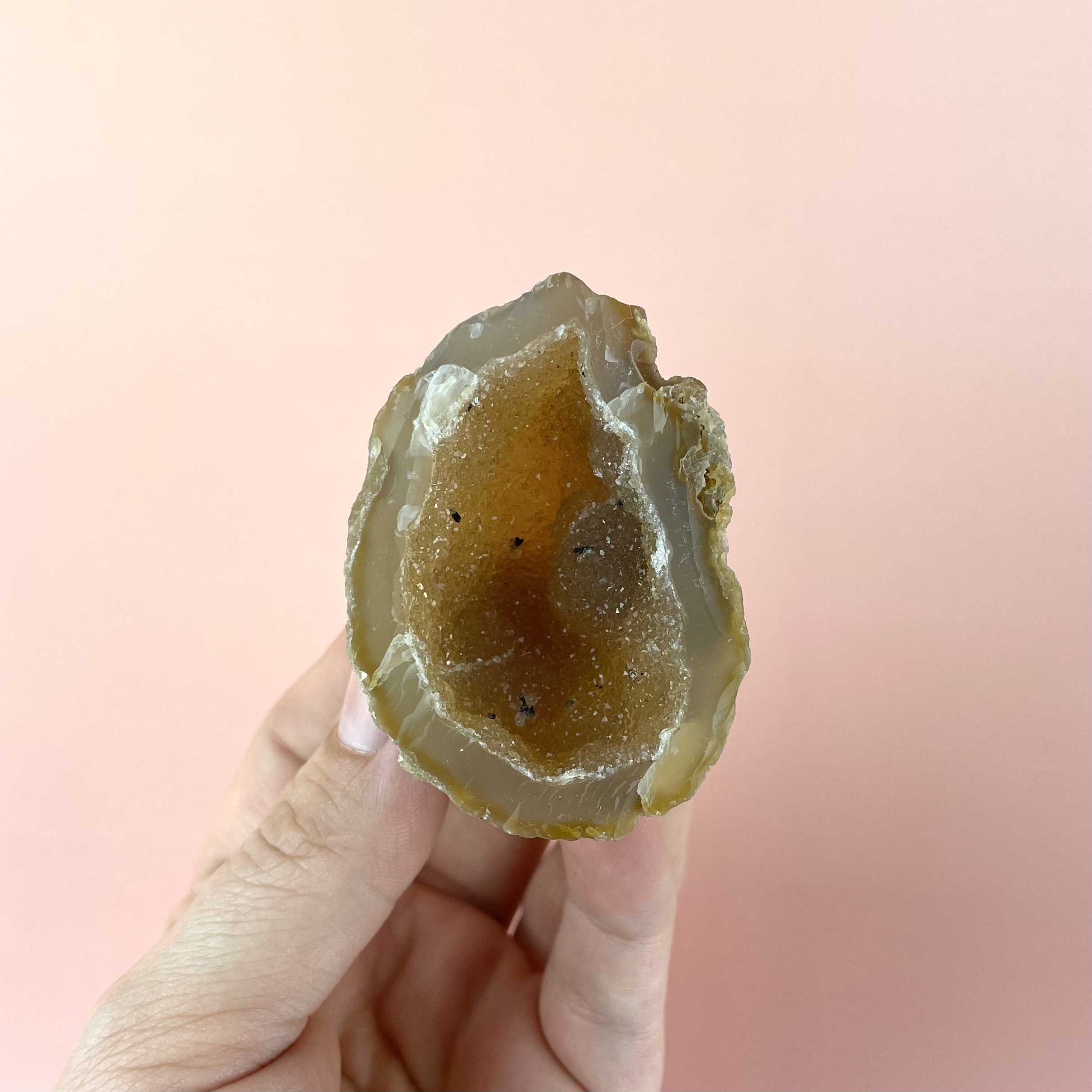agat geode med naturlig krystalstruktur og lag