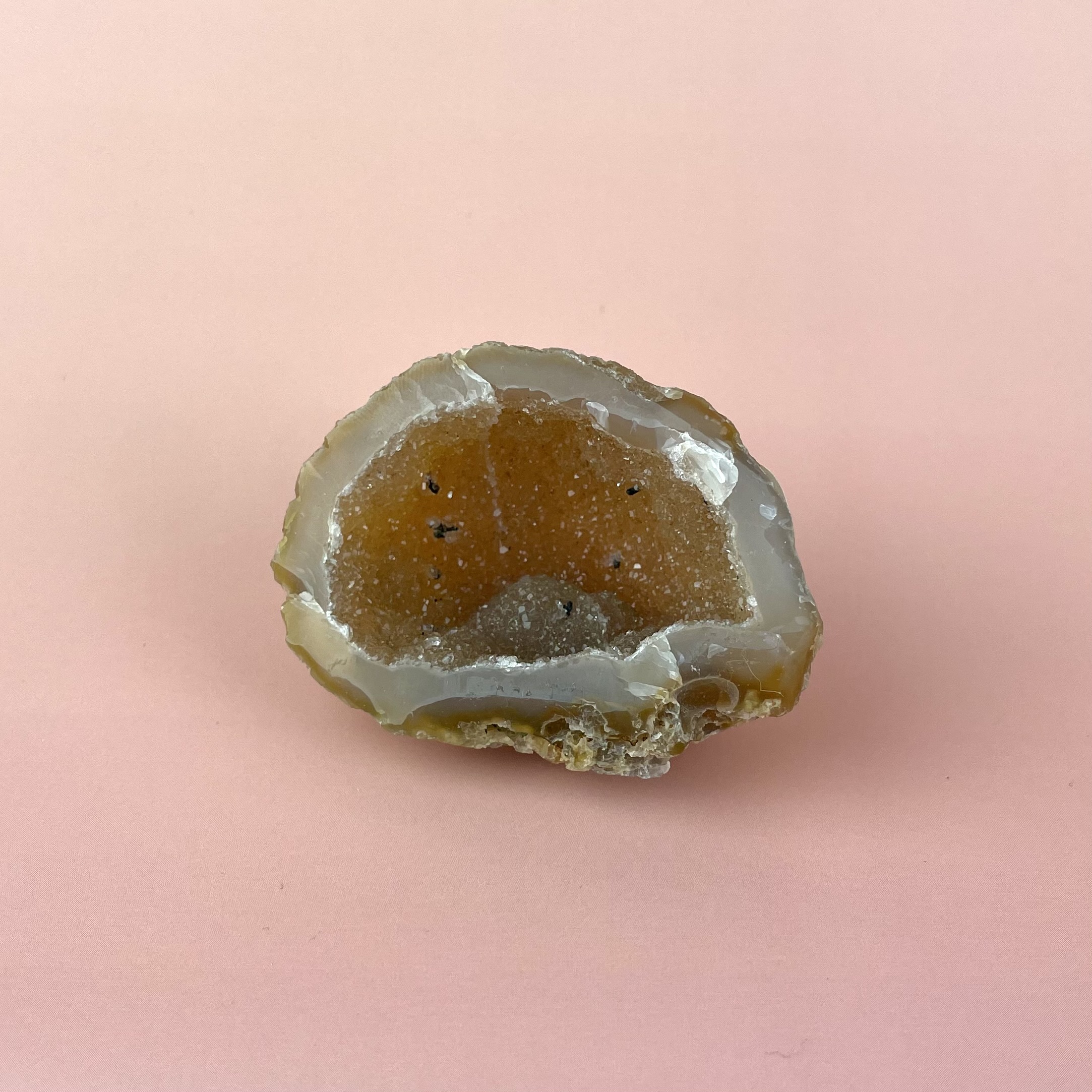 agat geode med naturlig krystalstruktur og lag