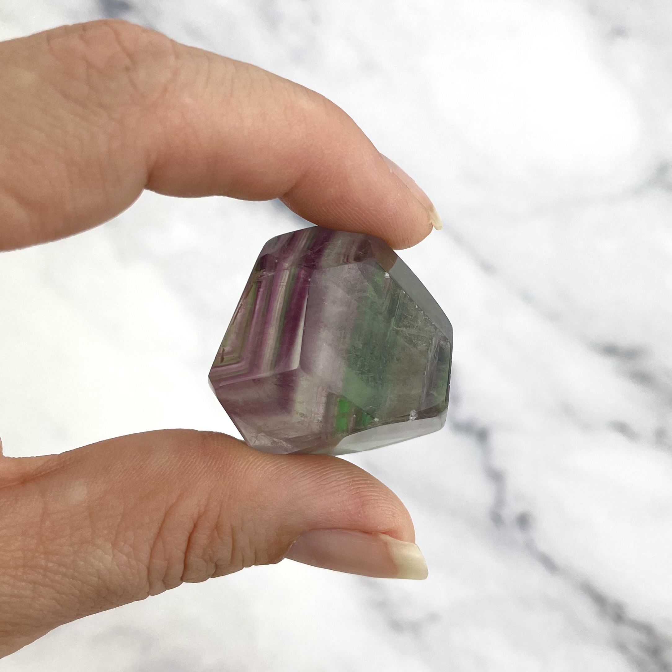 Regnbue fluorit freeform med grønne lilla og blå nuancer