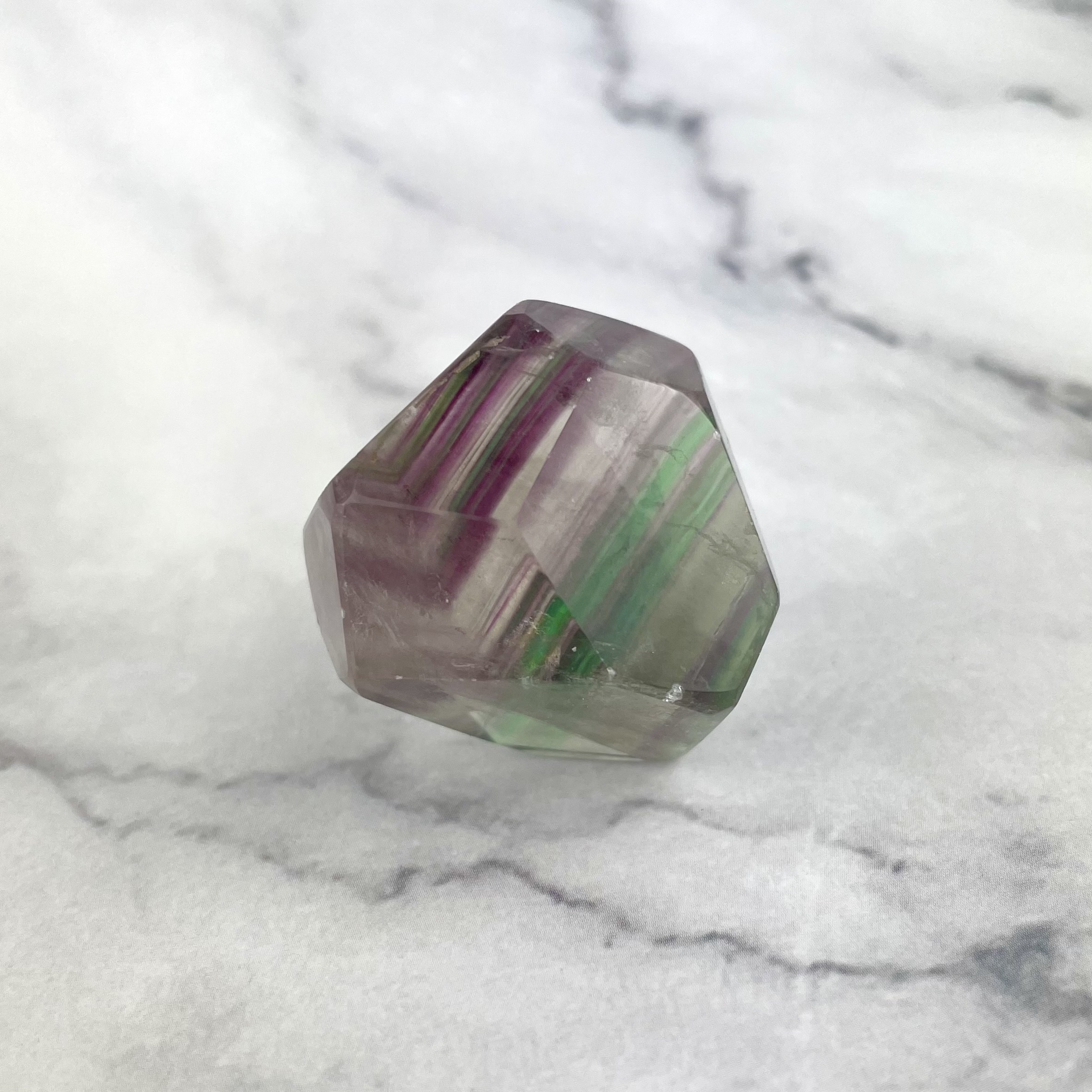 Regnbue fluorit freeform med grønne lilla og blå nuancer