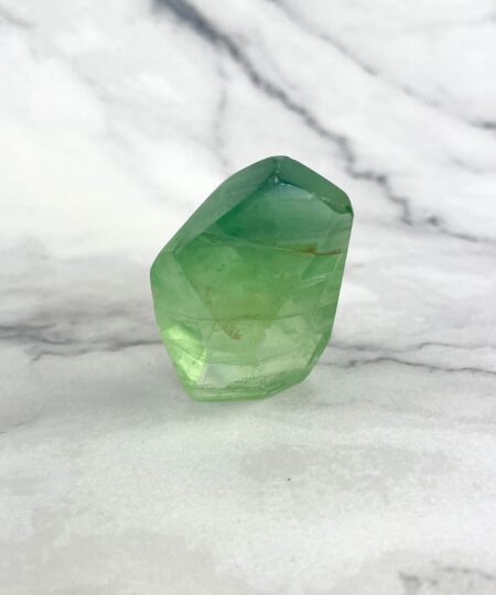 Regnbue fluorit freeform med grønne lilla og blå nuancer