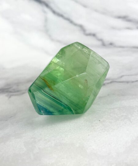 Regnbue fluorit freeform med grønne lilla og blå nuancer