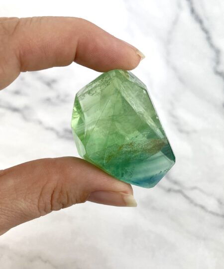 Regnbue fluorit freeform med grønne lilla og blå nuancer