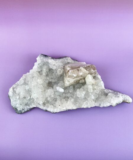 Smuk Apophyllit m. Kvarts med rolige og harmoniske energier. Perfekt til meditation, intuition og smuk spirituel indretning