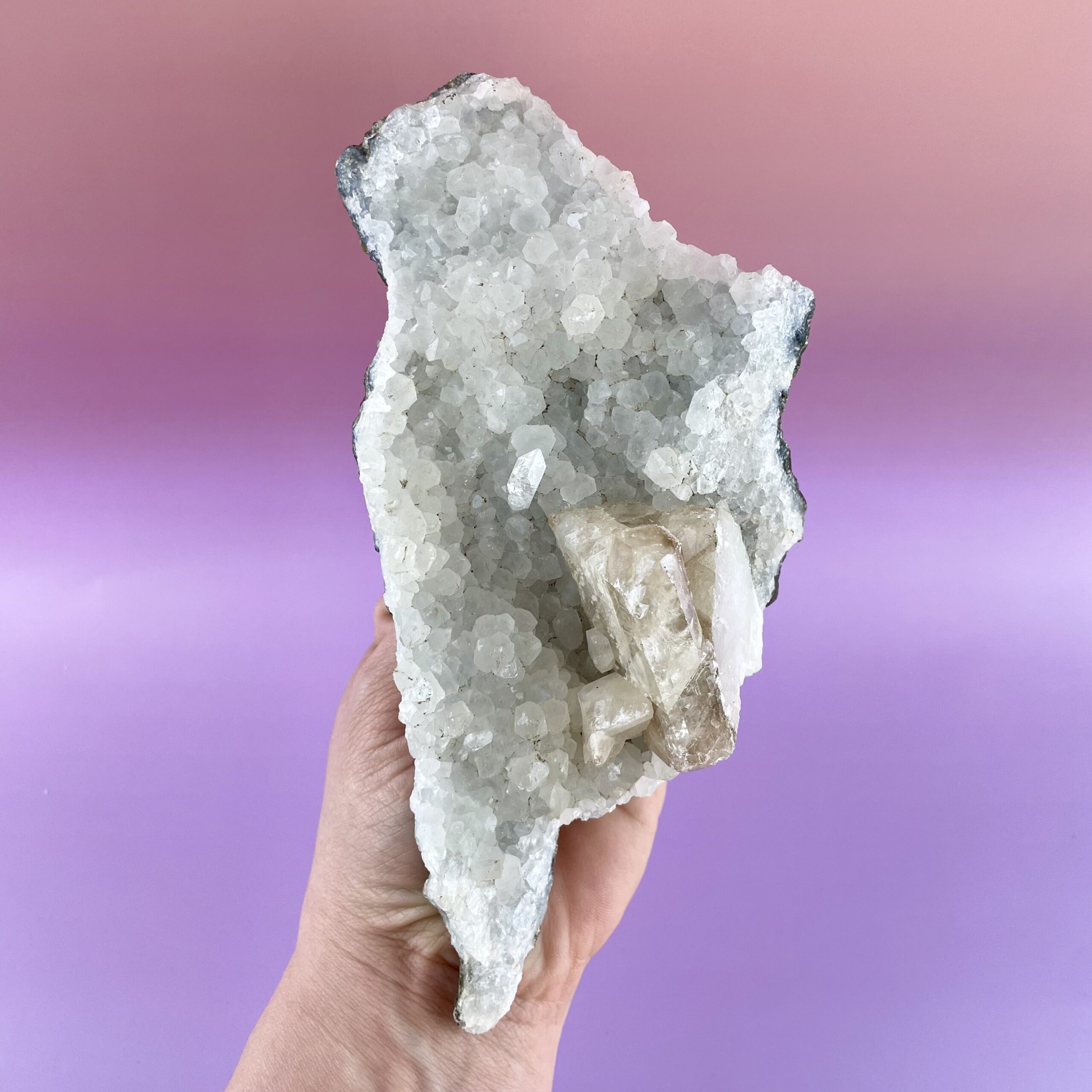 Smuk Apophyllit m. Kvarts med rolige og harmoniske energier. Perfekt til meditation, intuition og smuk spirituel indretning