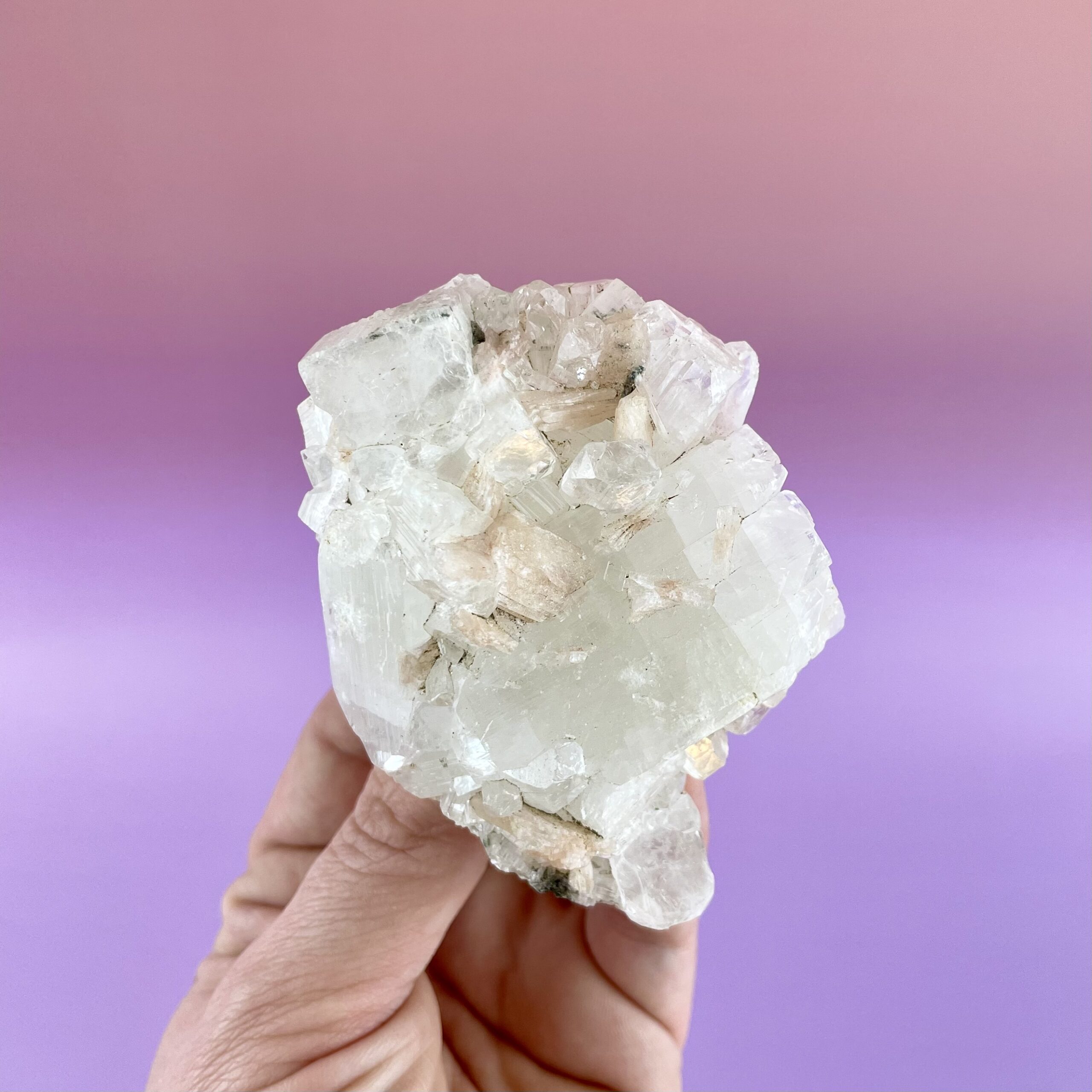Apophyllit med stilbit i en harmonisk kombination. En krystal med både klarhed og ro, perfekt til meditation og hjemmet.