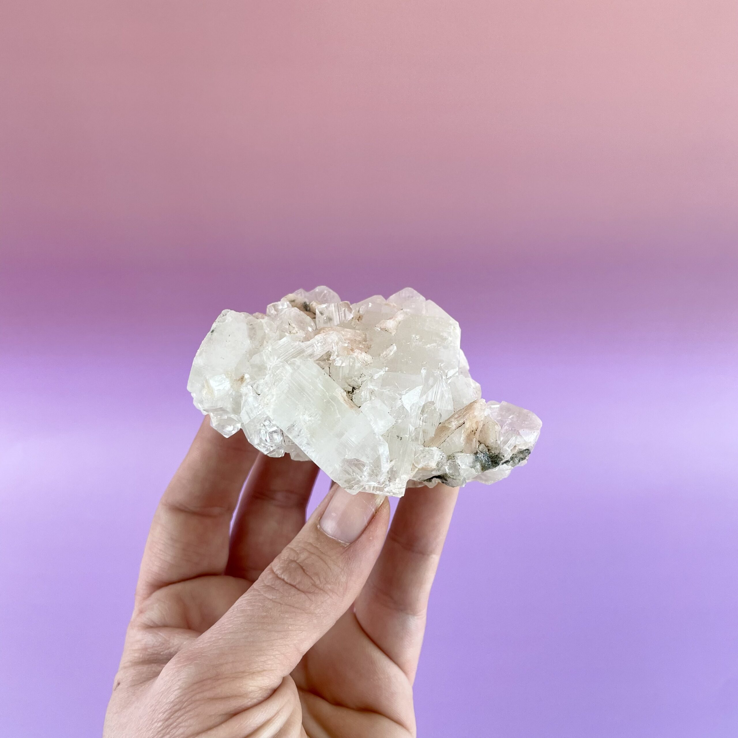 Apophyllit med stilbit i en harmonisk kombination. En krystal med både klarhed og ro, perfekt til meditation og hjemmet.