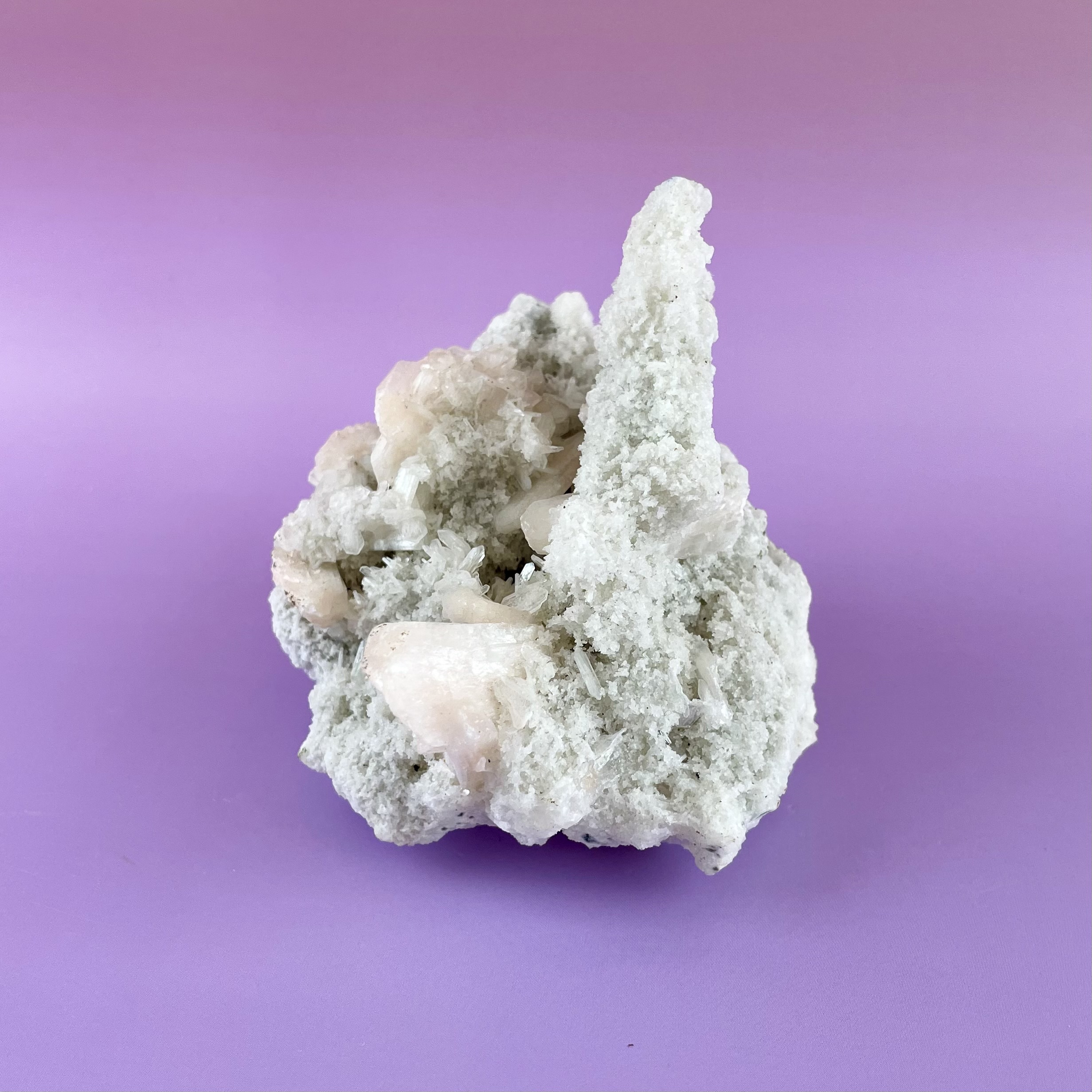 Zeolit klynge med stilbit og scolecit. En harmonisk krystal med blid og rolig energi, ideel til meditation og som dekorativt element i hjemmet.
