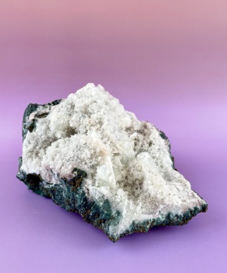 Druzy zeolit klynge med stilbit og apophyllit. Unik krystal med glitrende overflade og rolig, klar energi – perfekt til hjem og meditation.