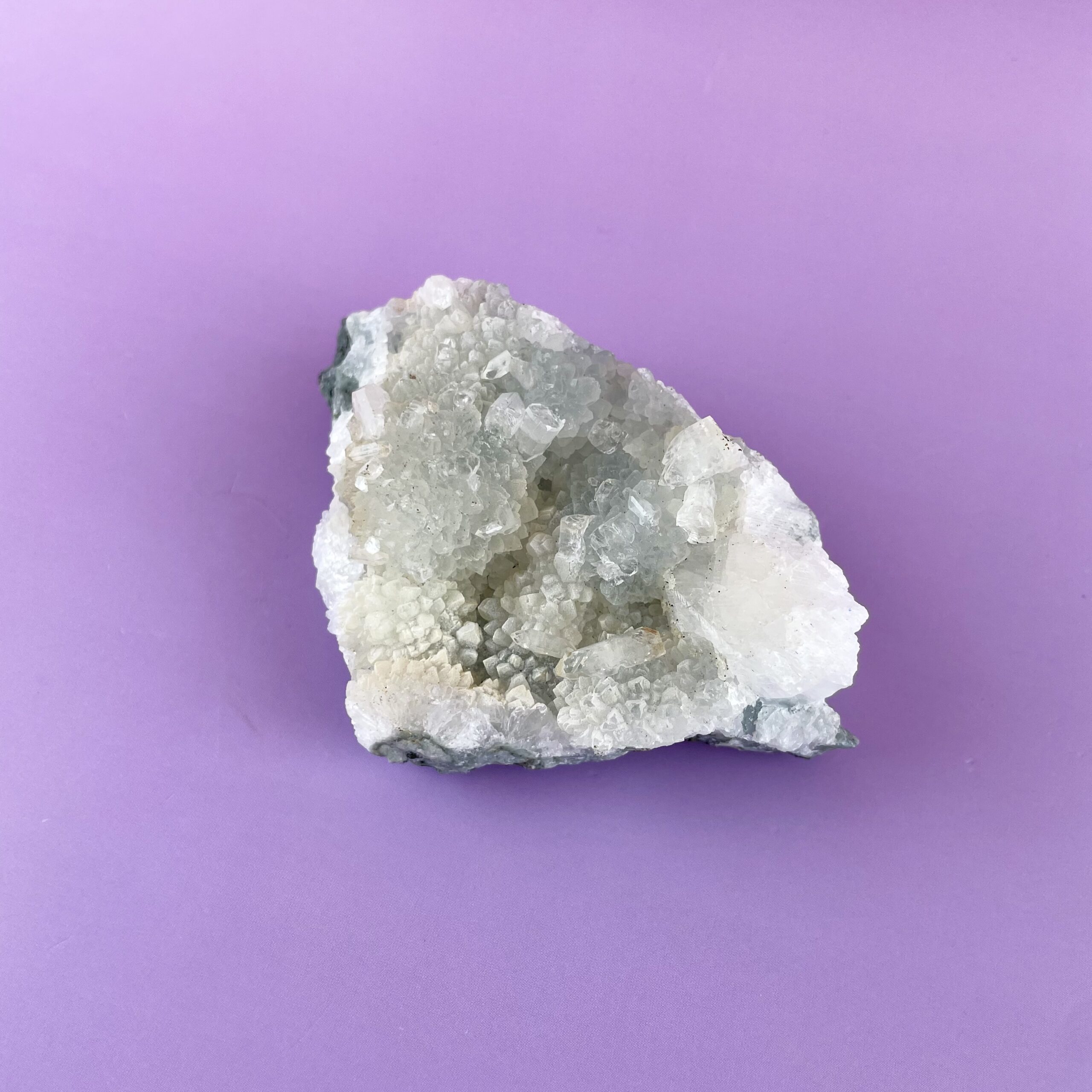 Smuk Apophyllit klynge med blid og rensende energi. Perfekt til meditation, intuition, indre ro og harmonisk energi i hjemmet