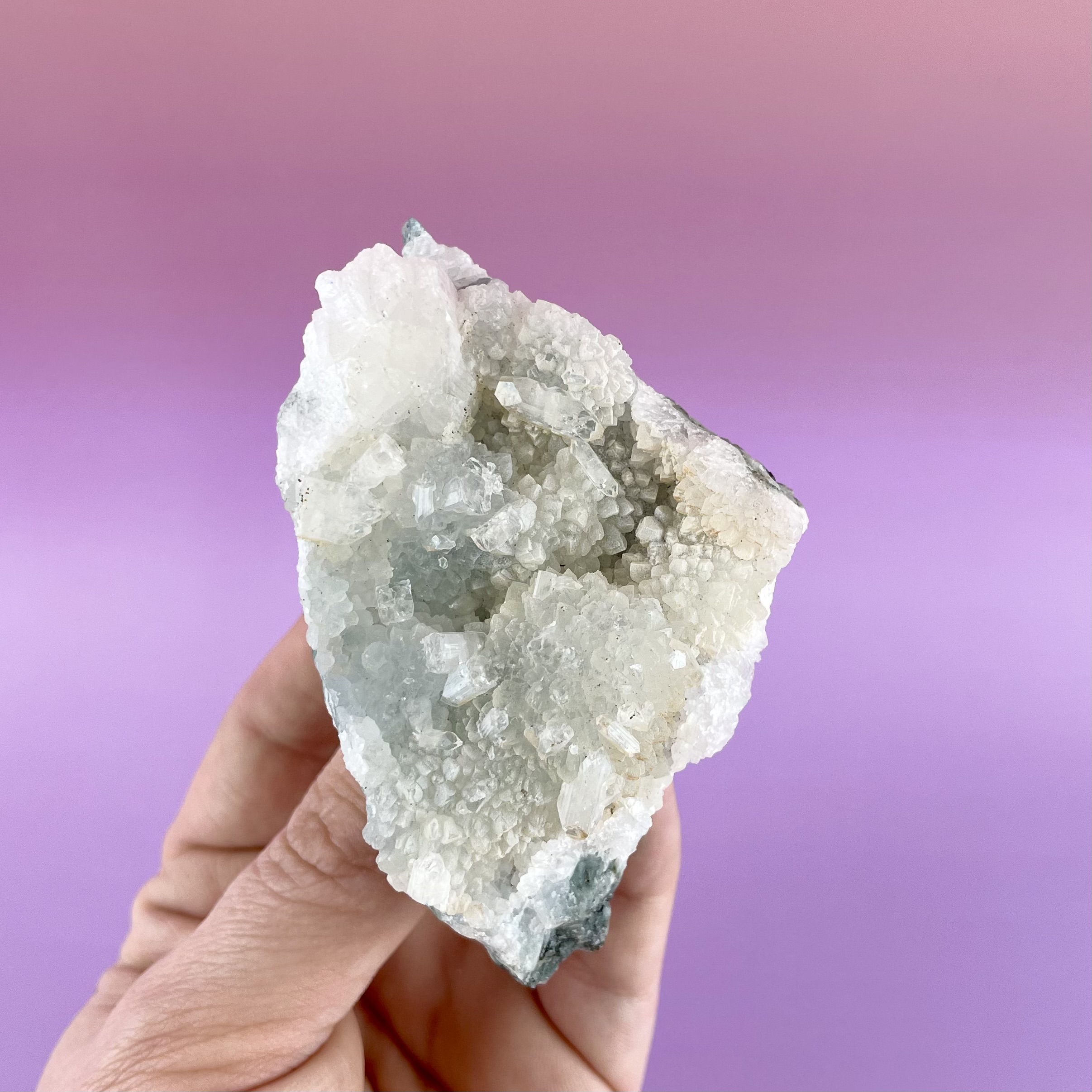Smuk Apophyllit klynge med blid og rensende energi. Perfekt til meditation, intuition, indre ro og harmonisk energi i hjemmet