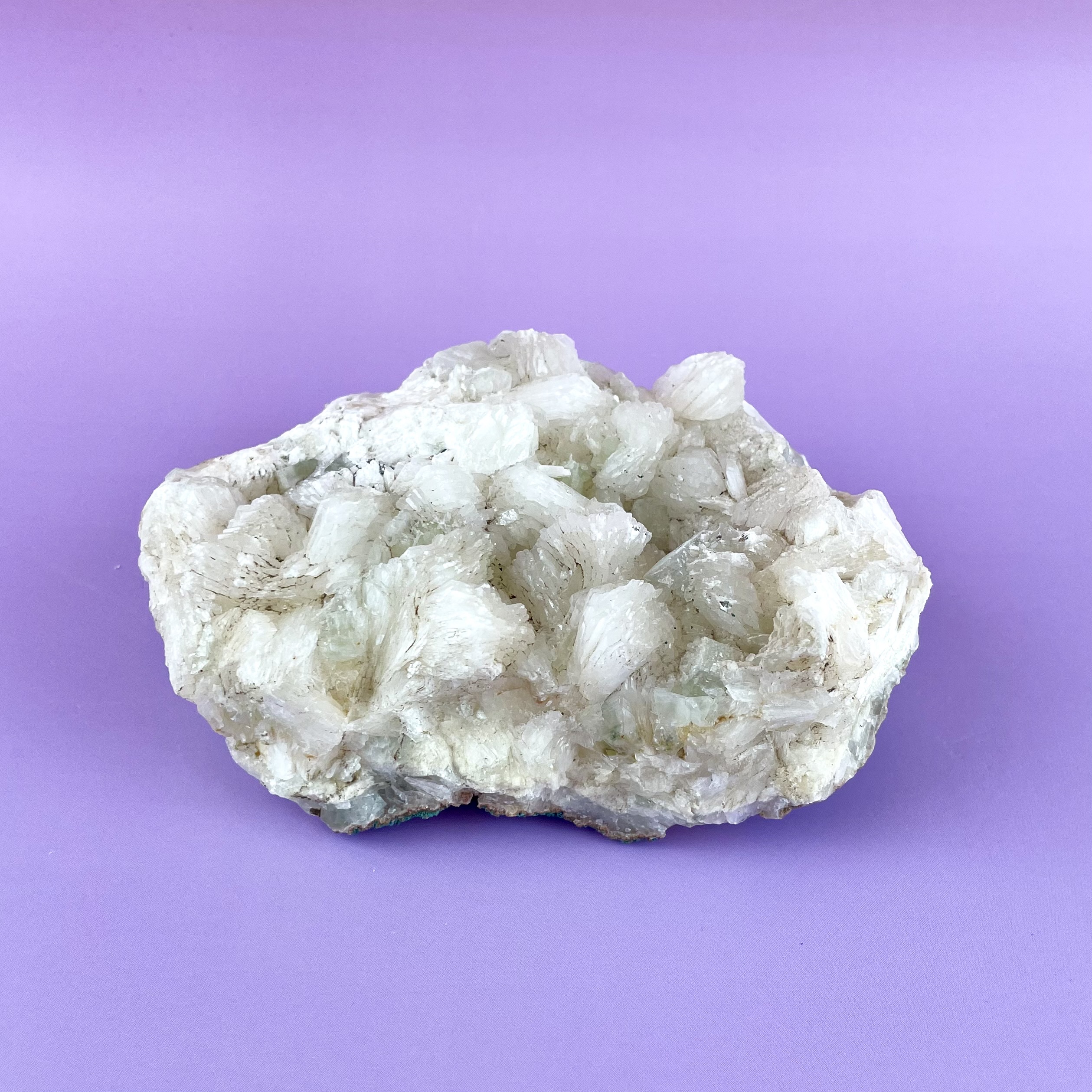 Stilbit med apophyllit klynge fra zeolit gruppen. En smuk krystal med rolig og klar energi – perfekt til meditation og hjemmet.