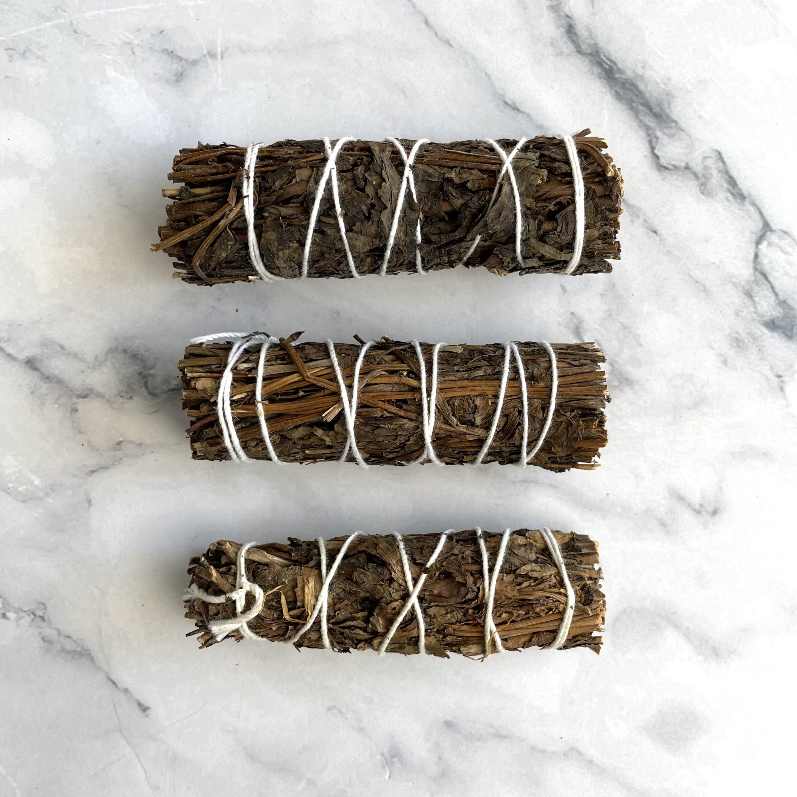 Urte røgelsesbundt med mild og naturlig duft. Bruges til rensning, meditation og til at skabe ro og balance i hjemmet.