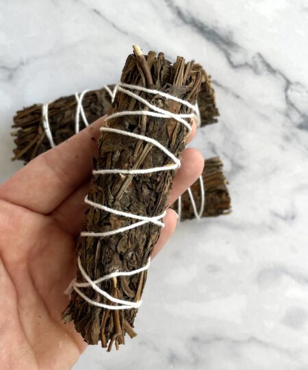 Urte røgelsesbundt med mild og naturlig duft. Bruges til rensning, meditation og til at skabe ro og balance i hjemmet.