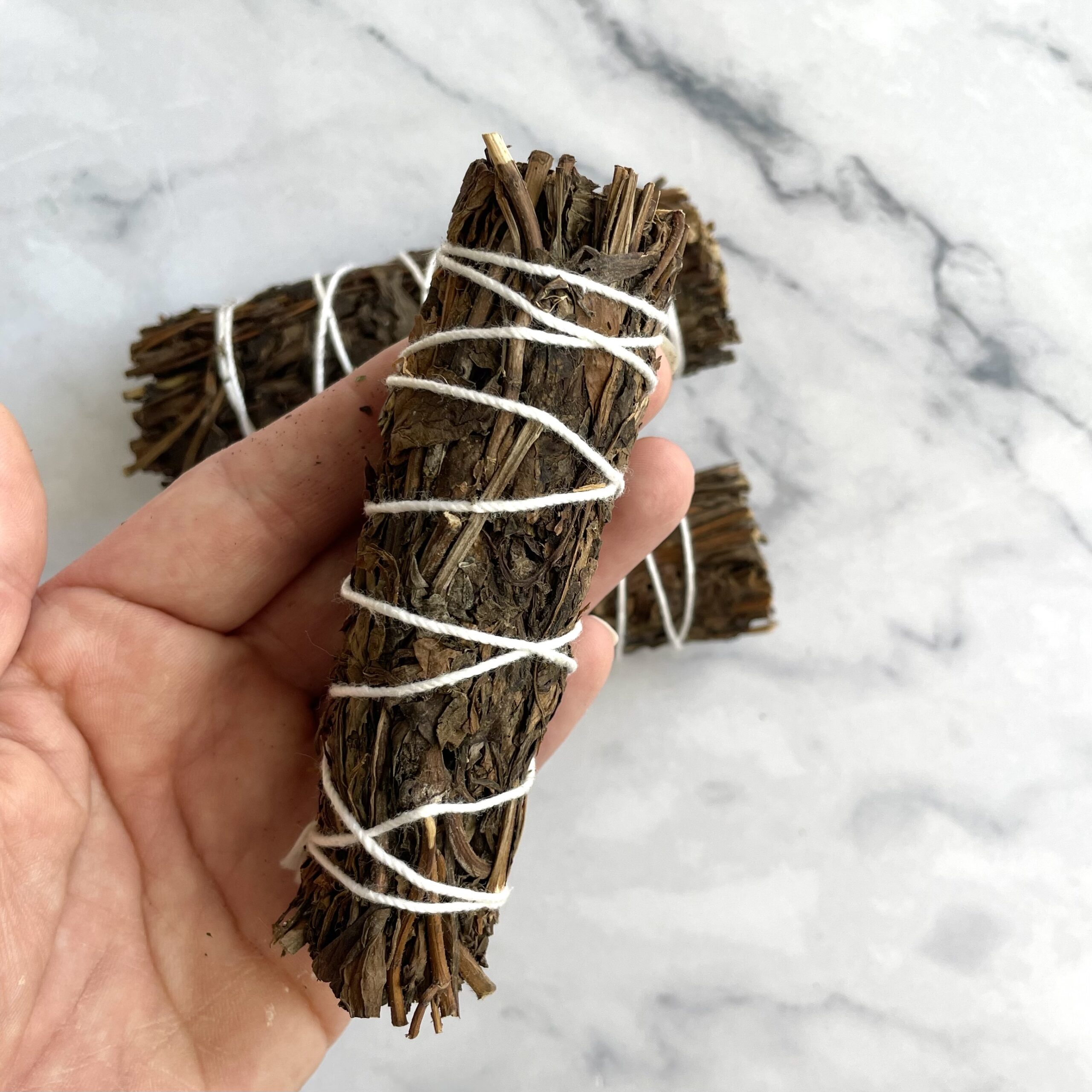 Urte røgelsesbundt med mild og naturlig duft. Bruges til rensning, meditation og til at skabe ro og balance i hjemmet.