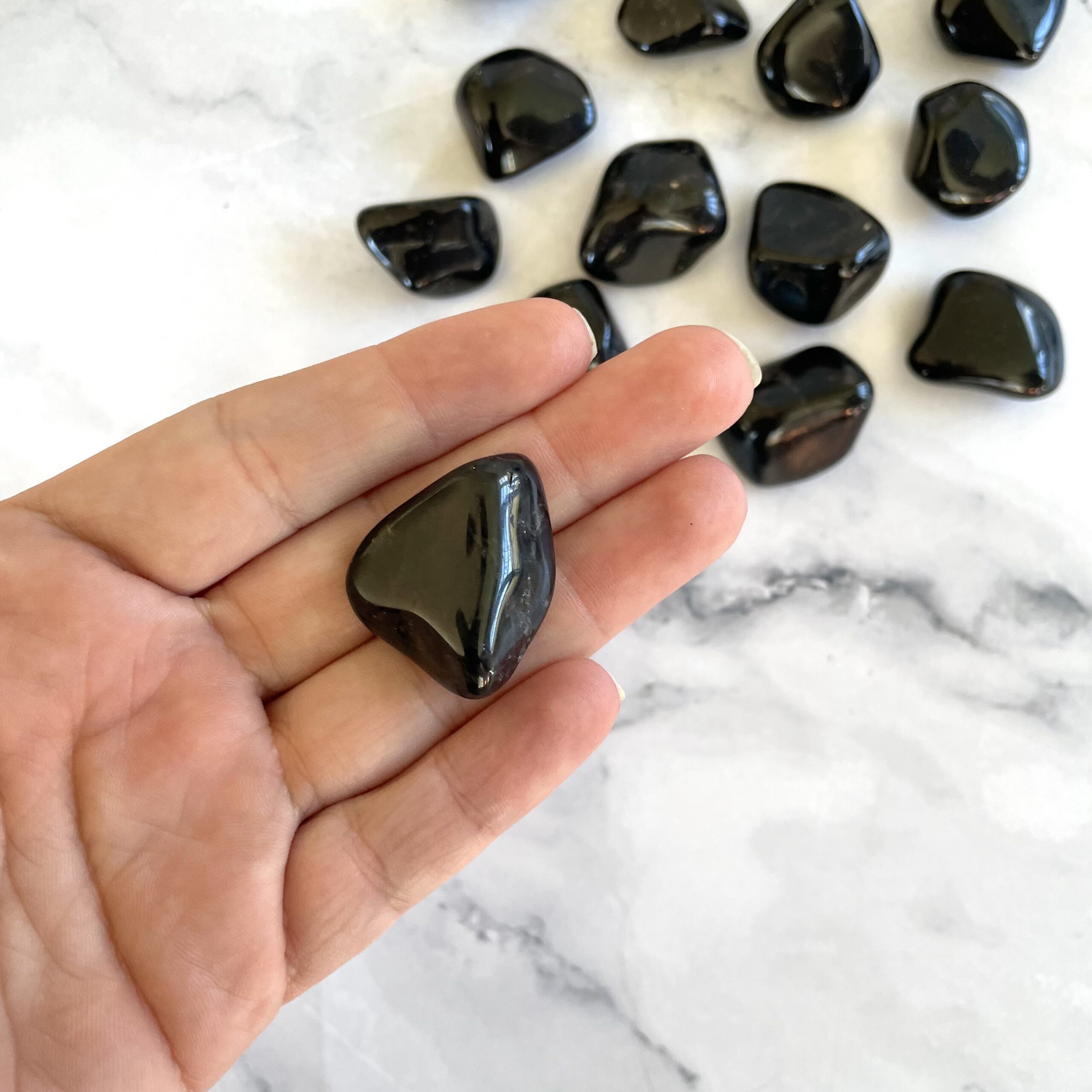 Sort Onyx lommesten i dyb sort farve. En krystal, der forbindes med styrke, beskyttelse og grounding – perfekt som daglig støtte i lommen.