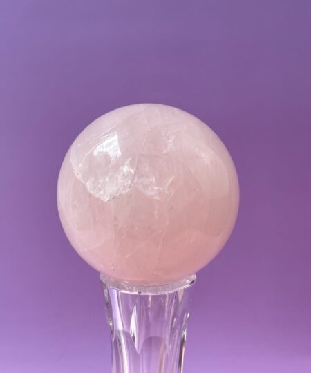 Rosakvarts kugle i smukke naturlige rosa nuancer – poleret krystal kugle med blid og harmonisk energi.