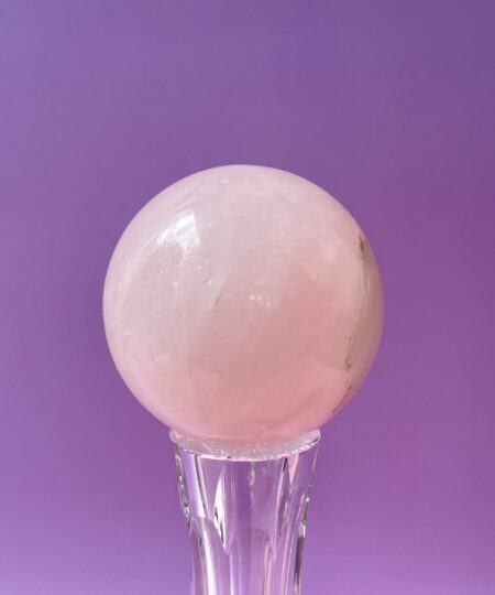 Rosakvarts kugle i smukke naturlige rosa nuancer – poleret krystal kugle med blid og harmonisk energi.