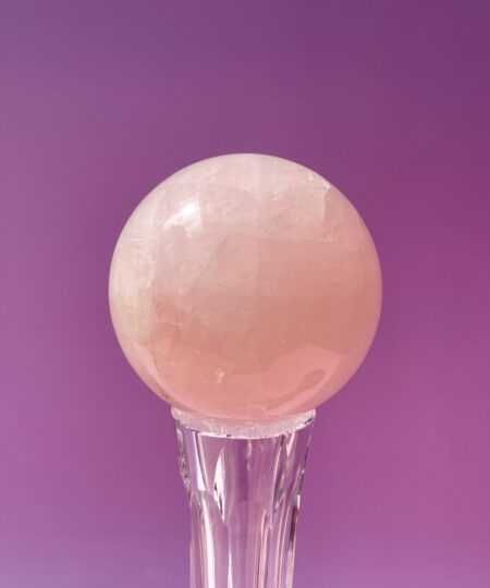 Rosakvarts kugle i smukke naturlige rosa nuancer – poleret krystal kugle med blid og harmonisk energi.
