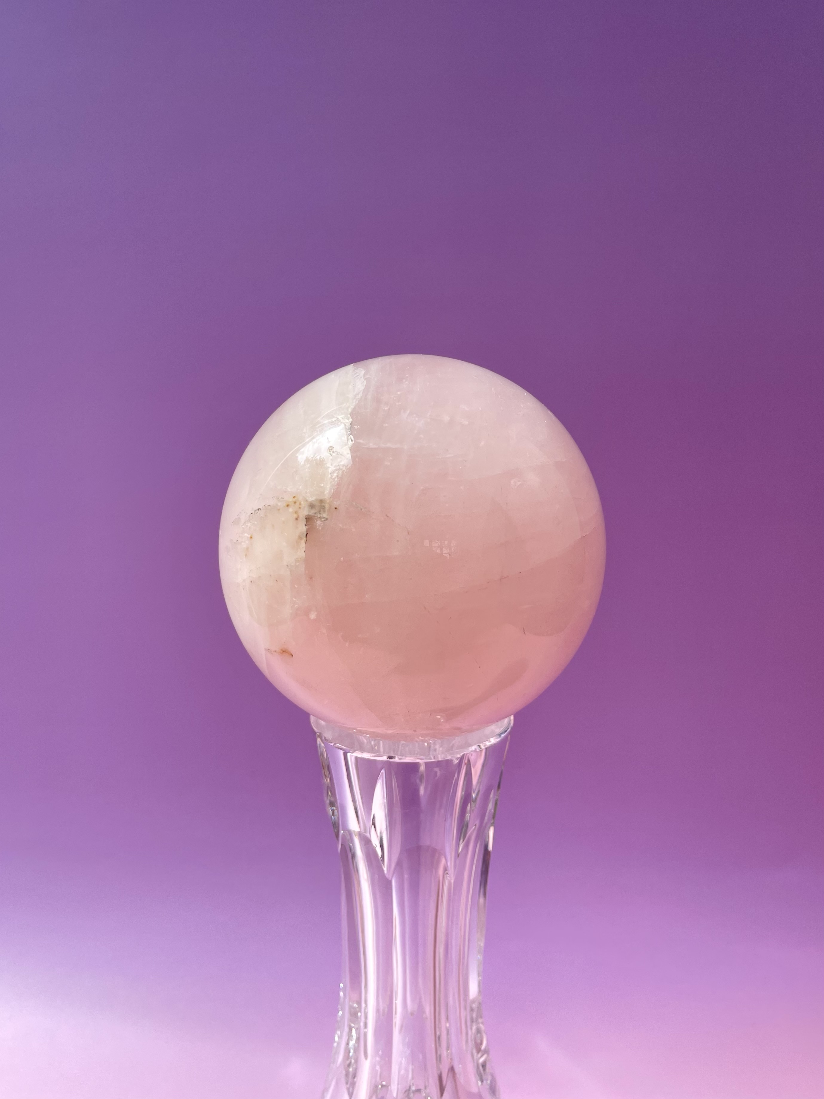 Rosakvarts kugle i smukke naturlige rosa nuancer – poleret krystal kugle med blid og harmonisk energi.
