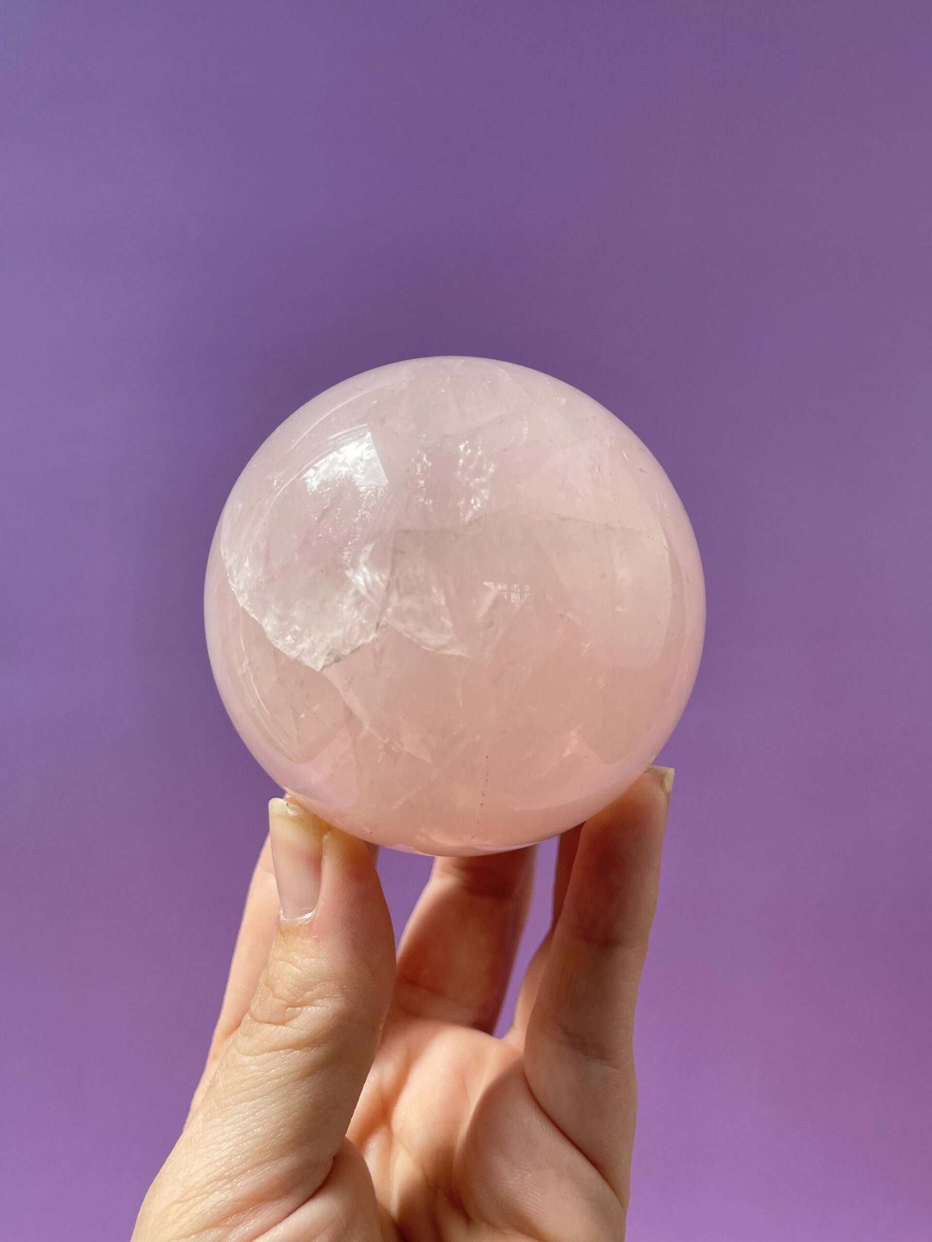 Rosakvarts kugle i smukke naturlige rosa nuancer – poleret krystal kugle med blid og harmonisk energi.