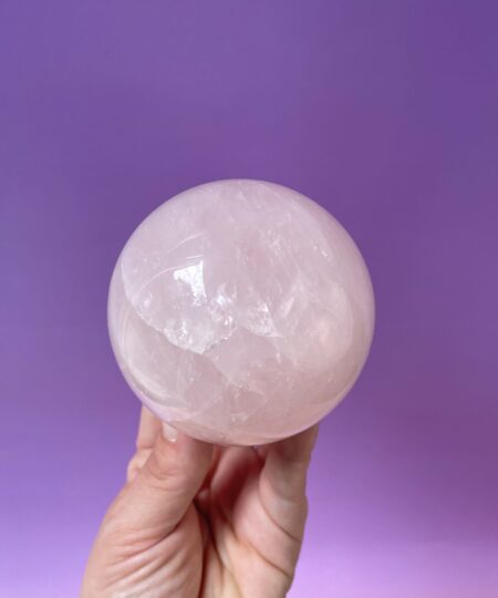 Rosakvarts kugle i smukke naturlige rosa nuancer – poleret krystal kugle med blid og harmonisk energi.