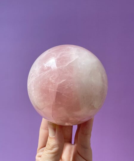 Rosakvarts kugle i smukke naturlige rosa nuancer – poleret krystal kugle med blid og harmonisk energi.