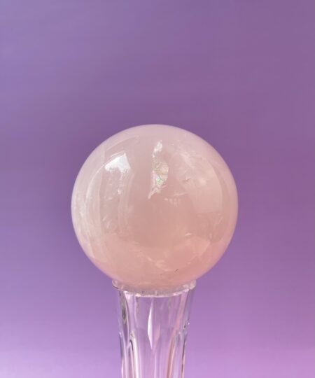 Rosakvarts kugle i smukke naturlige rosa nuancer – poleret krystal kugle med blid og harmonisk energi.