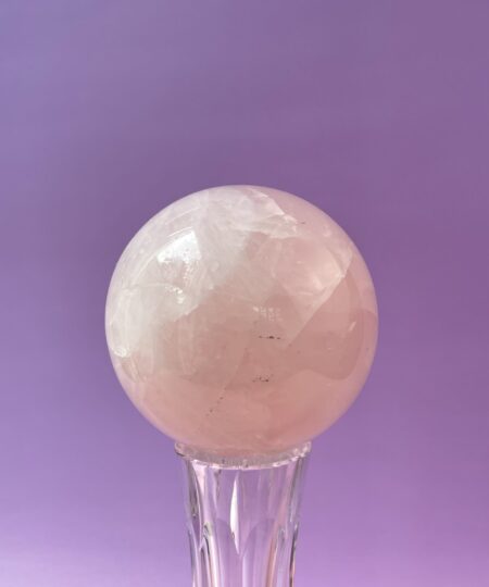 Rosakvarts kugle i smukke naturlige rosa nuancer – poleret krystal kugle med blid og harmonisk energi.